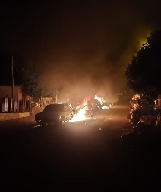 Quatro carros são incendiados e dois homens baleados durante madrugada desta quinta (18) em Cascavel, diz PM