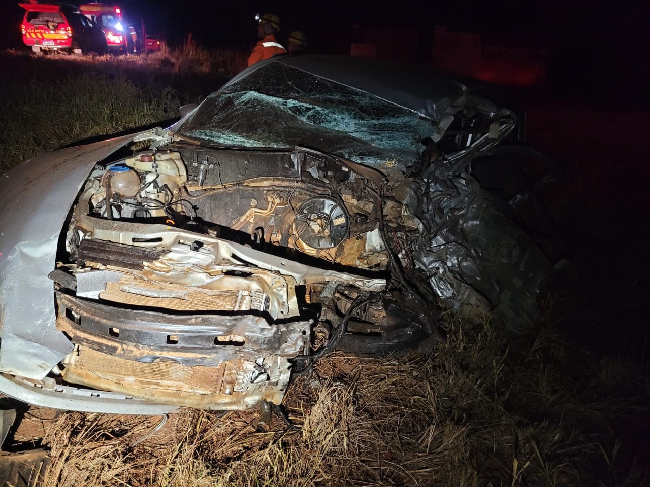 Homem morre e esposa fica ferida em batida entre carro e caminhão na BR-352, em Patos de Minas