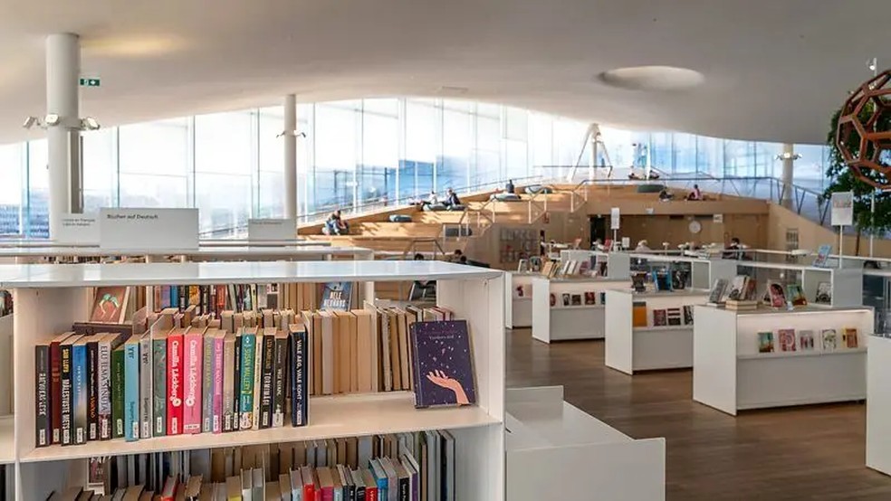 A Biblioteca Central Oodi, de Helsinque, é um dos espaços públicos mais marcantes da capital finlandesa — Foto: Getty Images via BBC