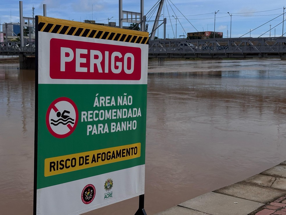 Placas alertando para o risco de afogamento no rio estão instaladas às margens do manancial — Foto: Júnior Andrade/Rede Amazônica Acre