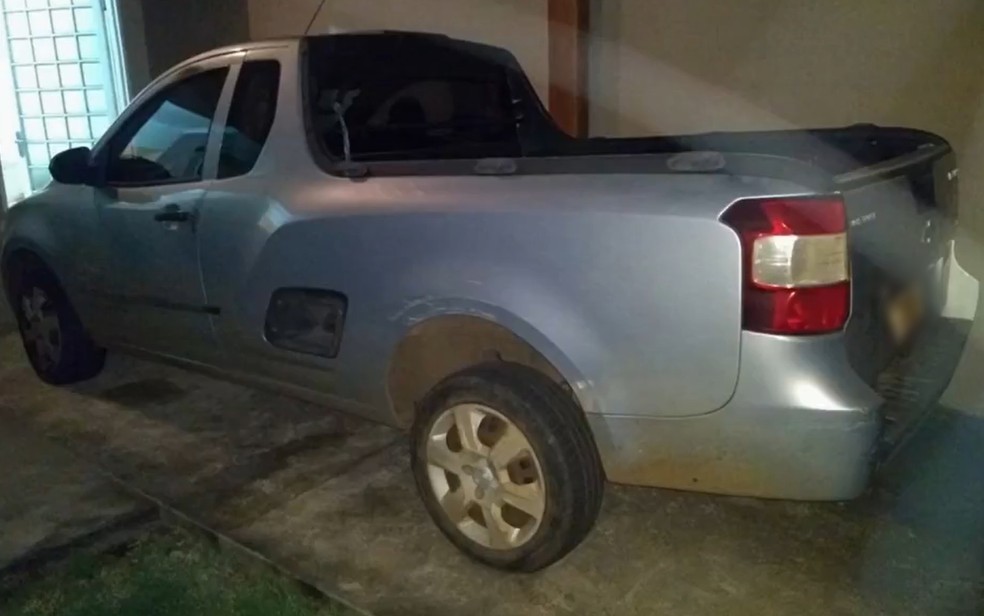 Dentro da casa, polícia encontrou caminhonete roubada — Foto: Reprodução/PCGO