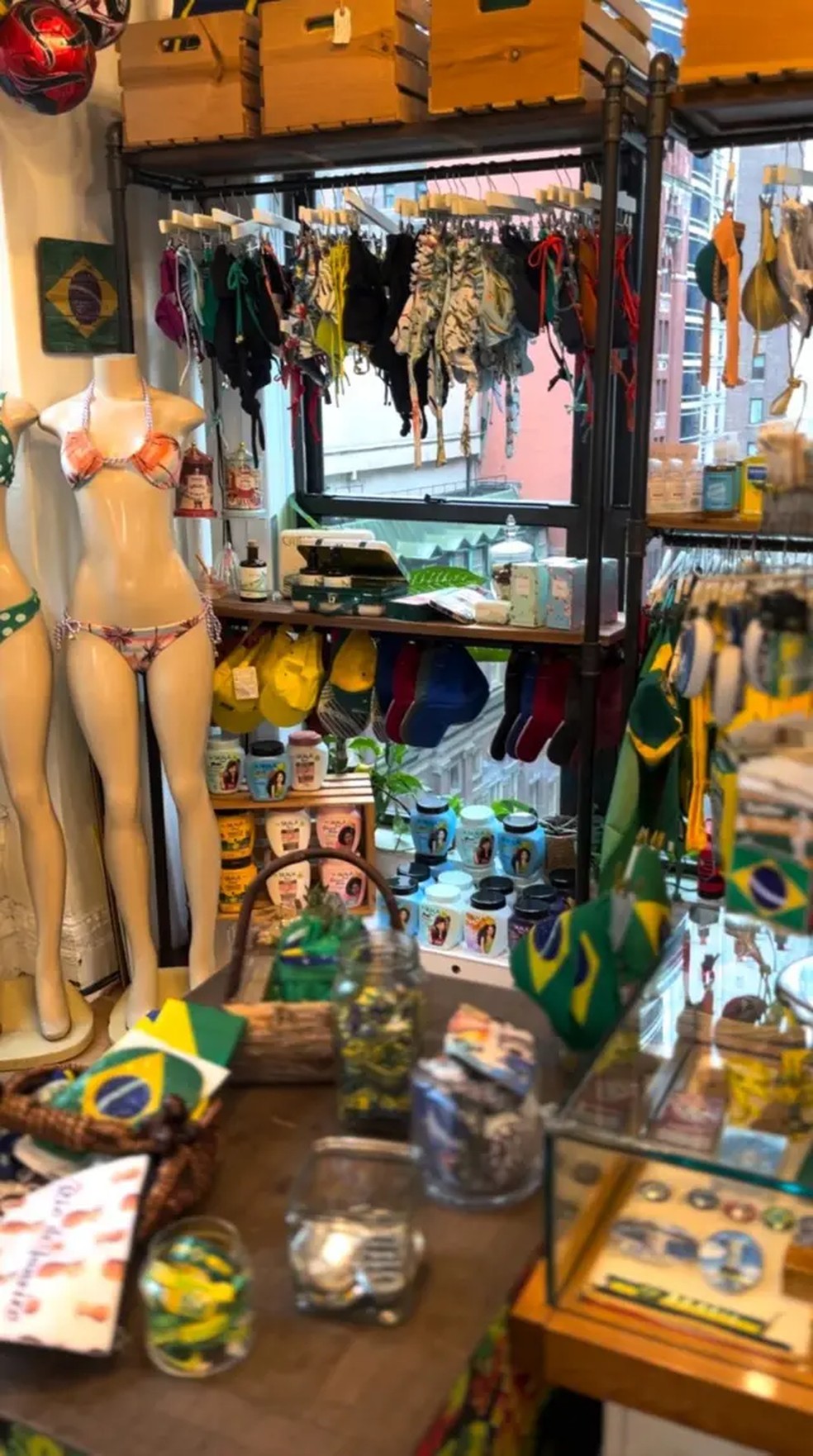 Produtos expostos na loja Búzios — Foto: Giulia Granchi/BBC