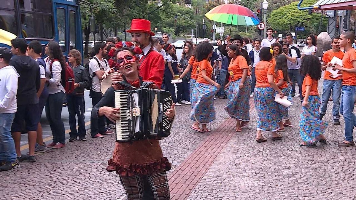 Nos 115 anos do nascimento de Drummond, inéditos mostram como ele lidava  com a morte - Jornal O Globo