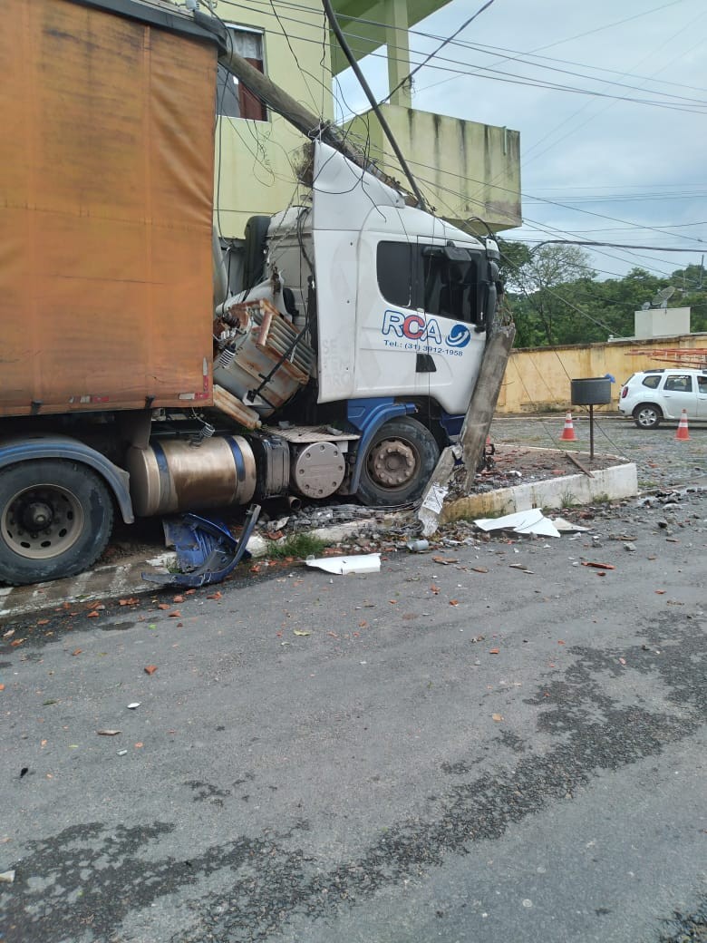 Carreta desgovernada desce avenida, atinge casas e só para ao bater em um poste em Inimutaba