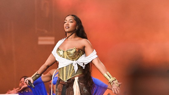 Iza se diz 'mais segura e completa' do que quando se apresentou pela primeira vez no The Town - Cantora fez sua segunda participação no festival neste domingo (14). Artista esteve no line-up de 2023.