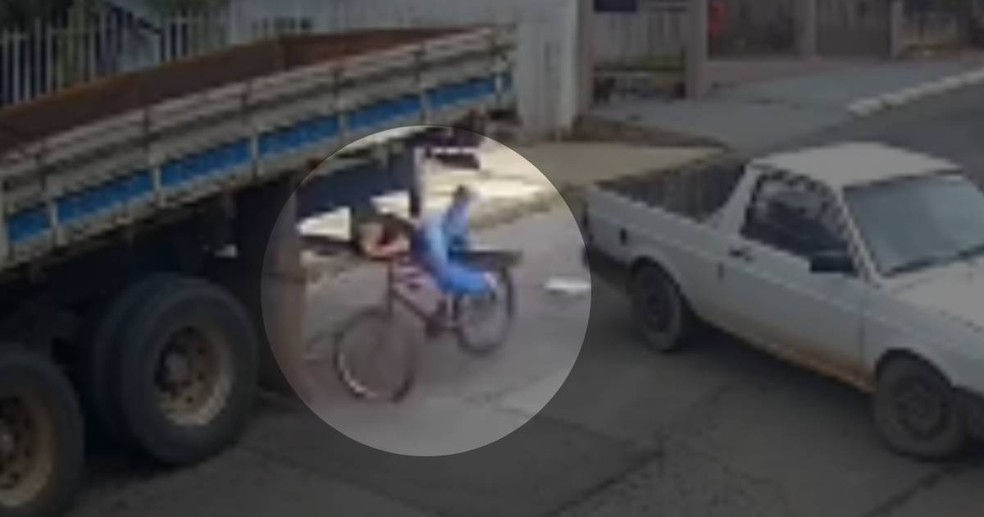 Criança de bicicleta não consegue frear em ladeira e bate violentamente contra caminhão estacionado no Paraná — Foto: Reprodução