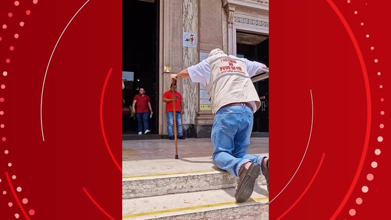 Padre Júlio Lancellotti sobe de joelhos escadaria da Basílica de Nazaré em Belém