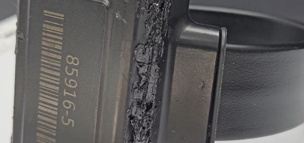 Detalhe de tornozeleira queimada por Bolsonaro — Foto: Reprodução Fantástico