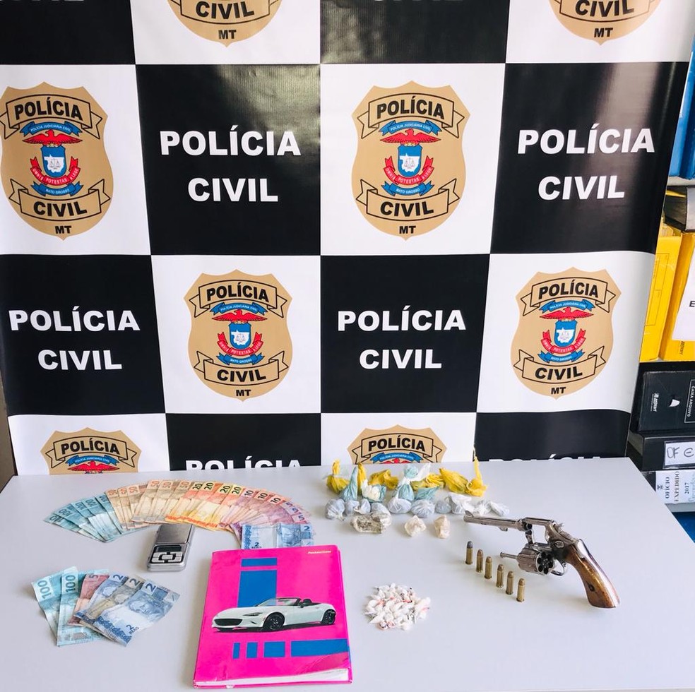 Policiais apreenderam uma arma de fogo, drogas, dinheiro e munições — Foto: Polícia Civil