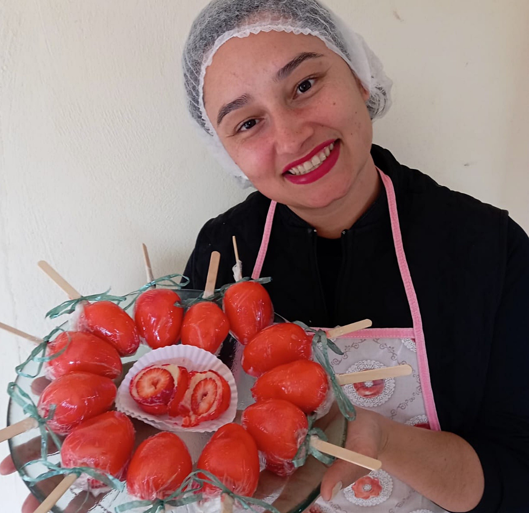 Confeiteira do Sul de Minas que reivindica autoria do 'morango do amor'  vende doce na rua e tem sonho de abrir uma doceria