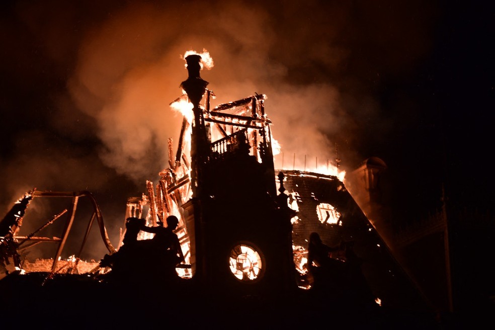 Torre da sede da prefeitura de Limoges, na França, desaba durante incêndio — Foto: PASCAL LACHENAUD/AFP