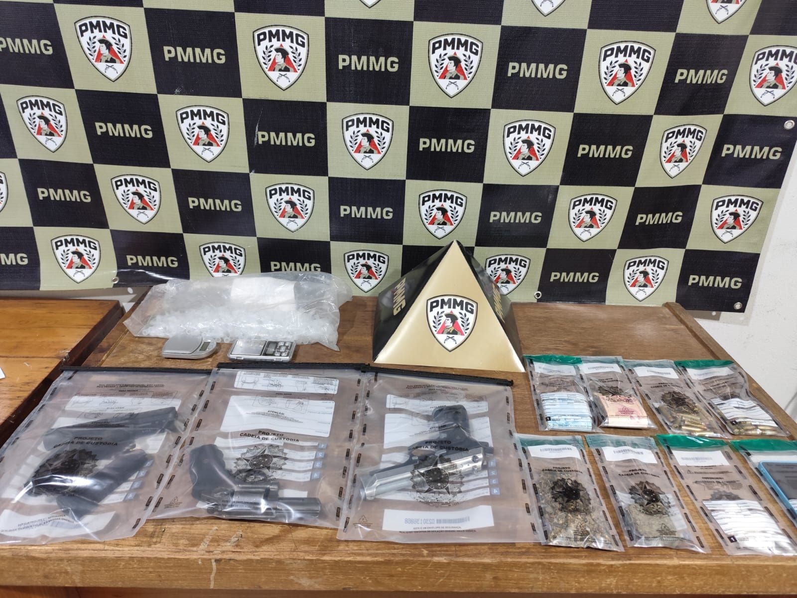 Grupo é preso com armas, drogas e carro 'furtado' para dar golpe em seguradora em MG