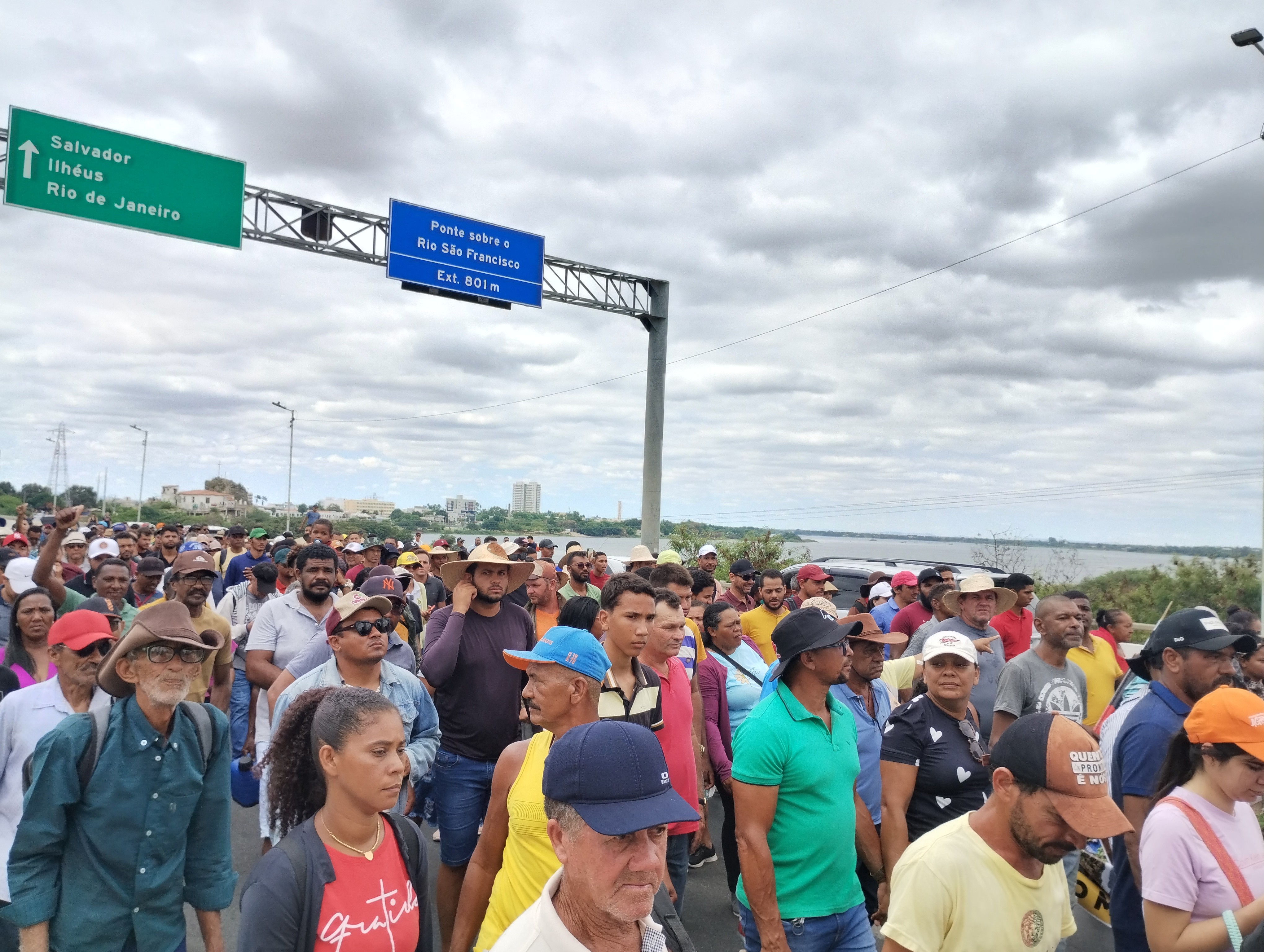 Moradores do Sistema Itaparica protestam em Petrolina contra cortes de energia e risco de falta d'água