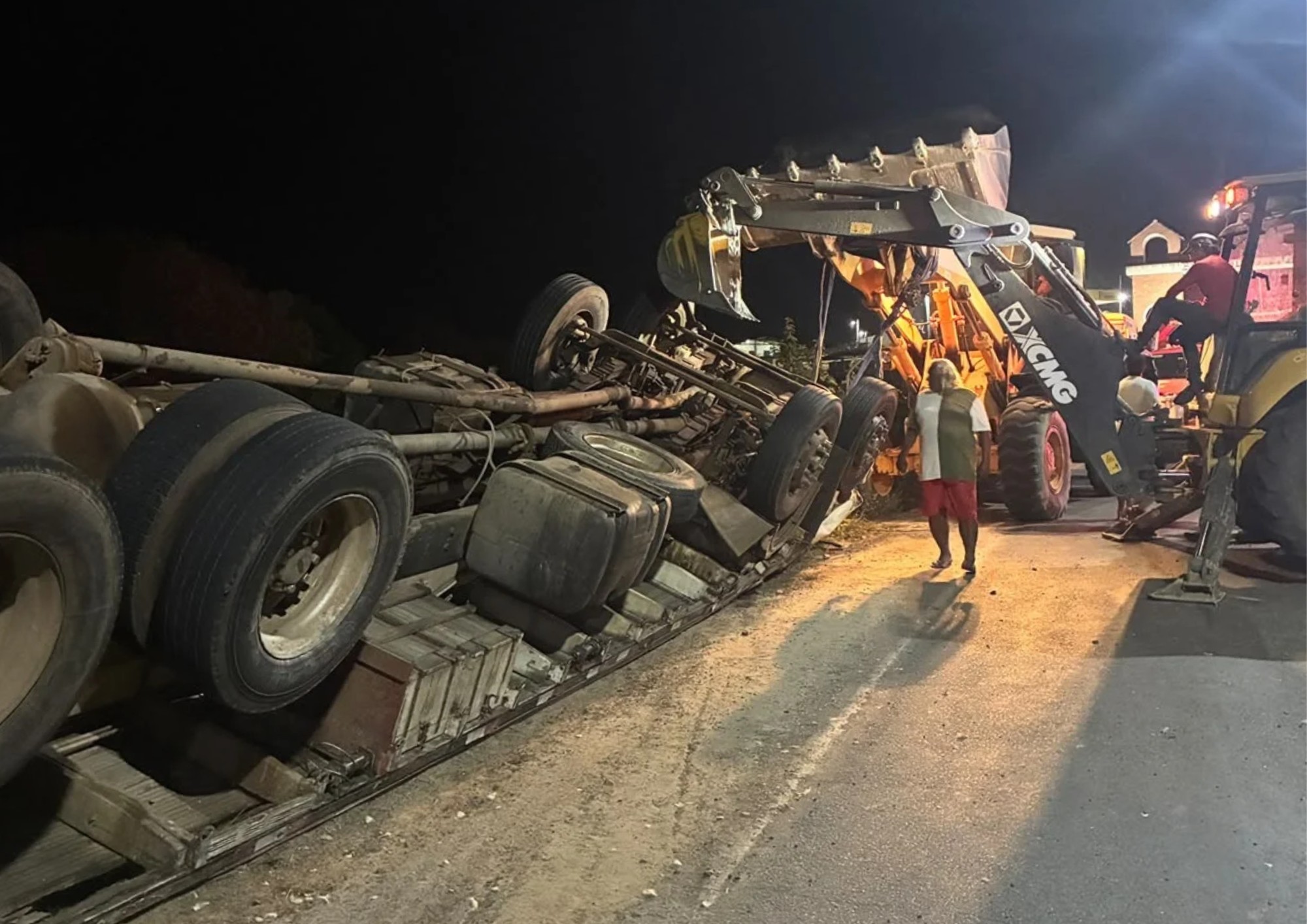 Homem fica preso às ferragens após tombamento de caminhão em Logradouro, PB