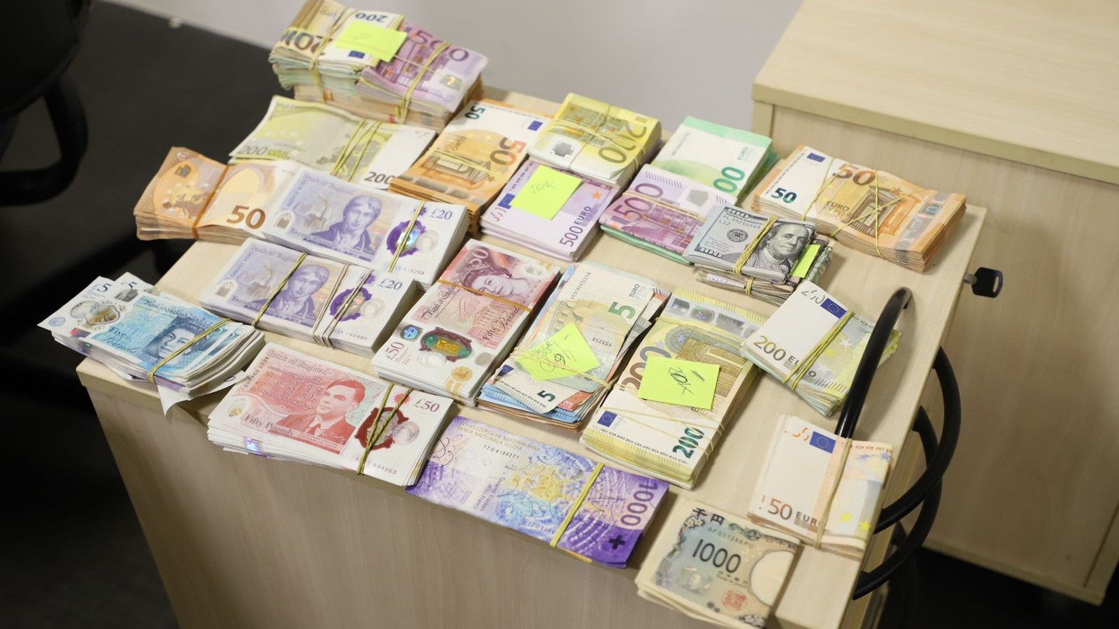 PF apreende R$ 1,1 milhão em moeda estrangeira e 2 carros de luxo na casa de suspeito de operar propinas no RJ