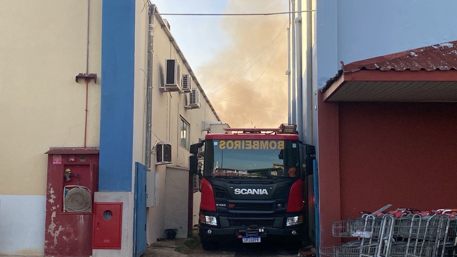 Vídeo: incêndio destrói loja e suspende funcionamento de shopping em Tangará da Serra (MT)