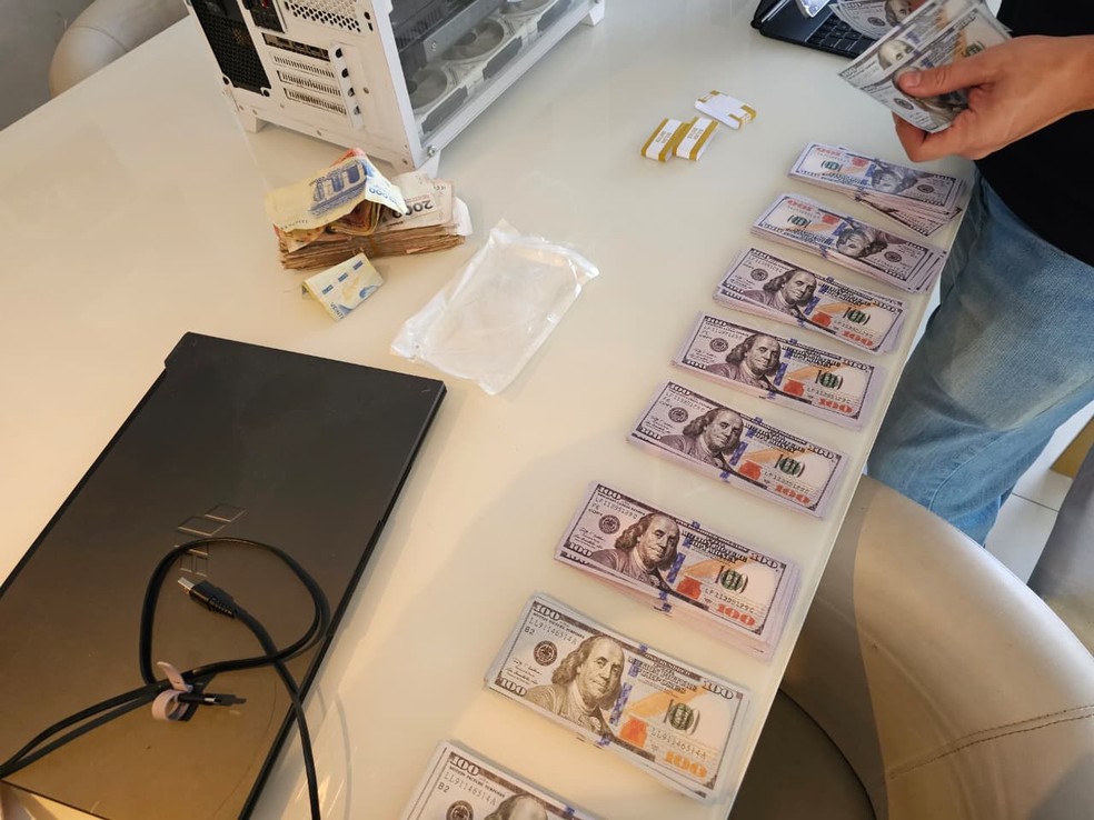 Dinheiro cenográfico é encontrado durante operação — Foto: Reprodução