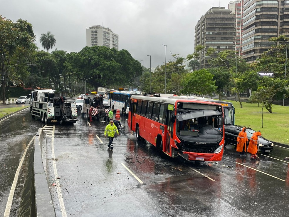 Acidente envolvendo ônibus e carro aconteceu na autoestrada Lagoa-Barra, em São Conrado, na altura do Clube de Voo Livre, sentido Barra. — Foto: Lucas Madureira / TV Globo