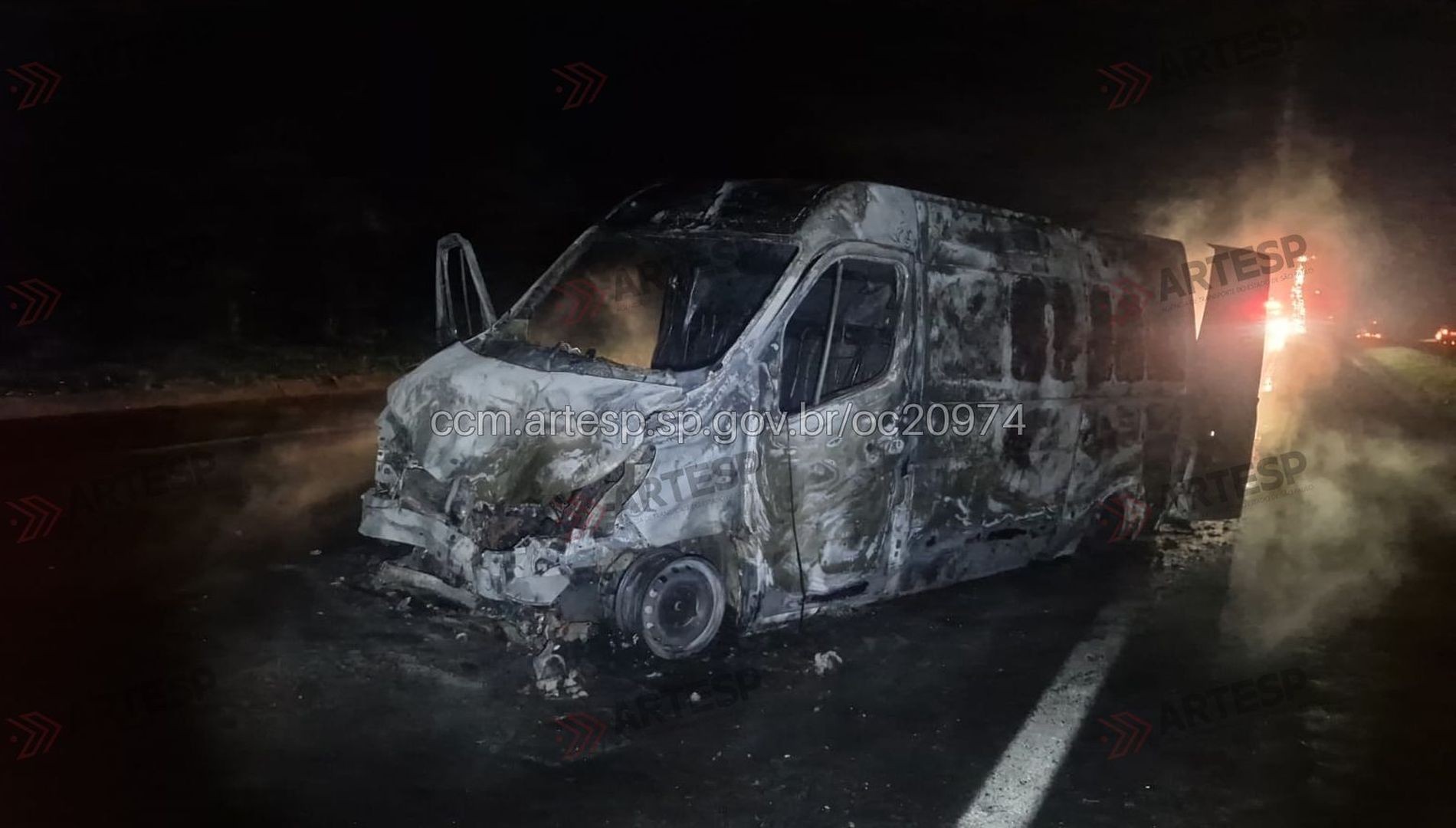 Batida entre duas vans interdita Rodovia Comandante João Ribeiro de Barros em Pederneiras