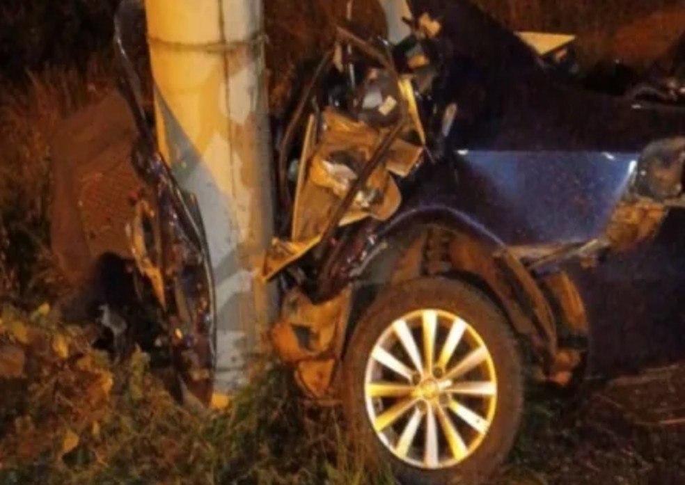 Carro partiu ao meio em acidente que provocou a morte de adolescente paulista na Bahia — Foto: Reprodução/Redes Sociais