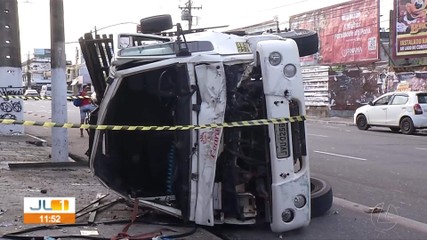 Acidente envolvendo caminhão assusta moradores em Belém