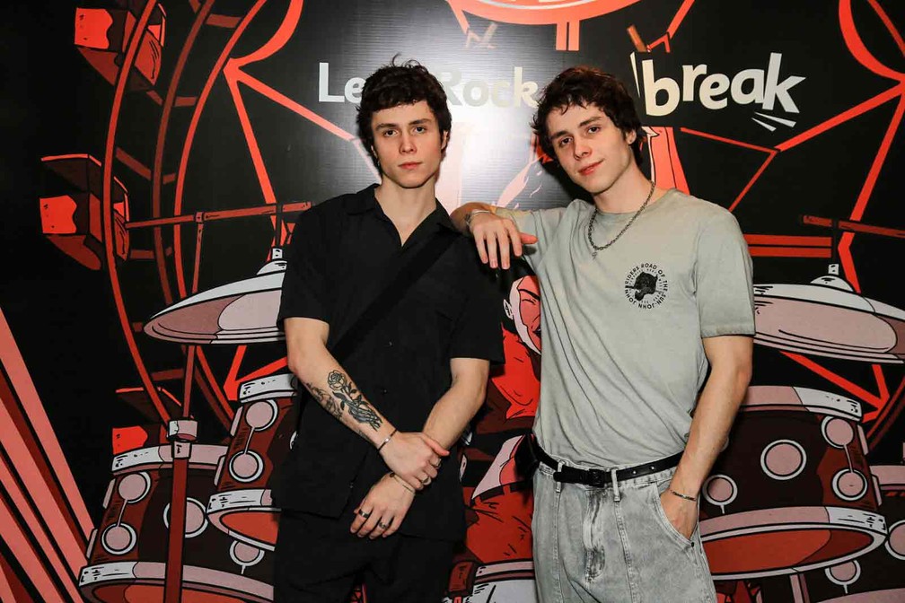 Os irmão e atores André e Carlos Silberg no segundo dia de Rock in Rio 2022 — Foto: Victor Chapetta/Agnews