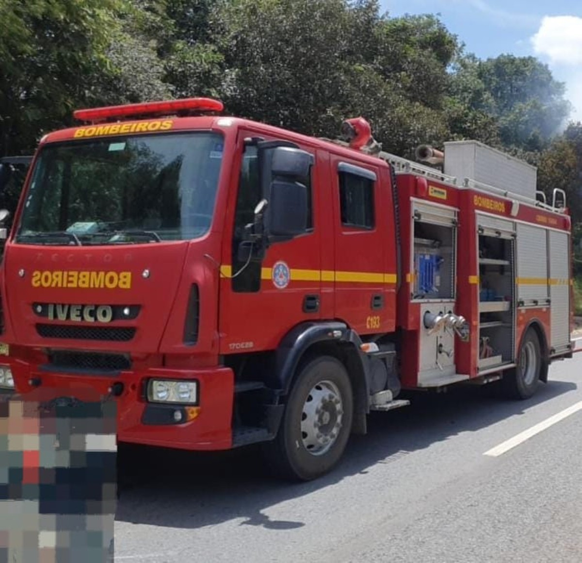 Caminhão com produtos lácteos pega fogo na MG-050