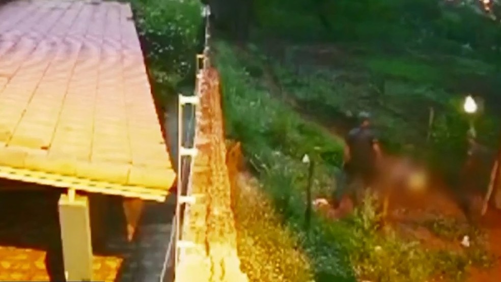 Policial militar atirou para o alto após colega alvejar foragido da Justiça em Ourinhos — Foto: Reprodução/Câmera de segurança