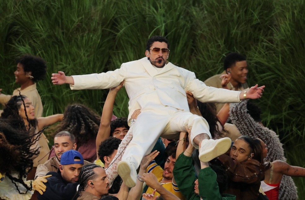 Bad Bunny se apresenta no Super Bowl 2026 — Foto: Carlos Barria/Reuters