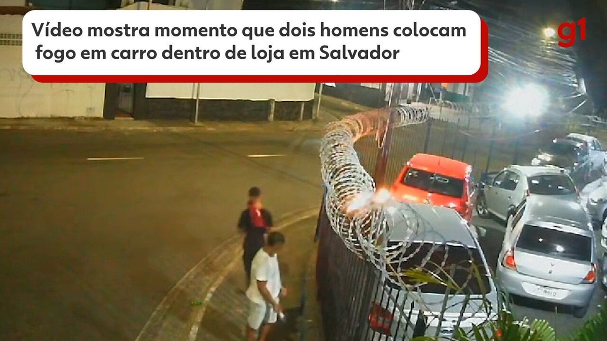 Dois homens atearam fogo em um carro dentro de loja na capital baiana