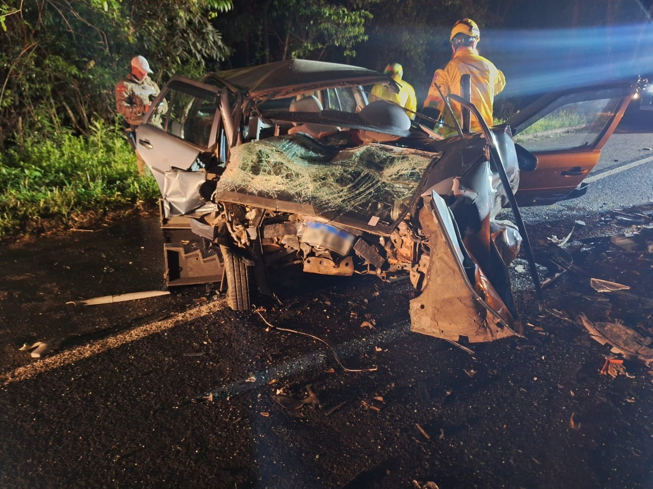 Motorista morre e carro fica totalmente destruído após batida frontal em SC