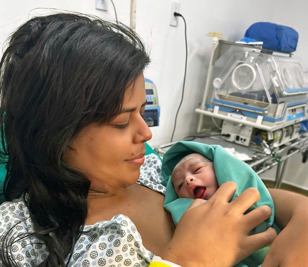 Paciente com câncer, problemas renais e trombose, Fernanda Almeida deu à luz a filha, Rhadassa, no Hospital das Clínicas de Pernambuco, no Recife — Foto: Acervo pessoal