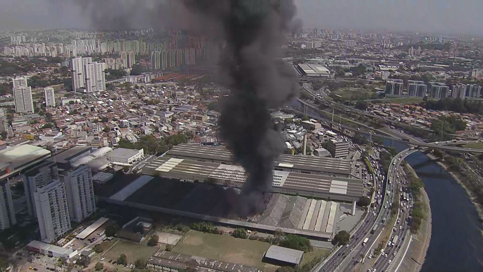 Incêndio atinge galpão na região da Lapa, na Zona Oeste de SP — Foto: TV Globo