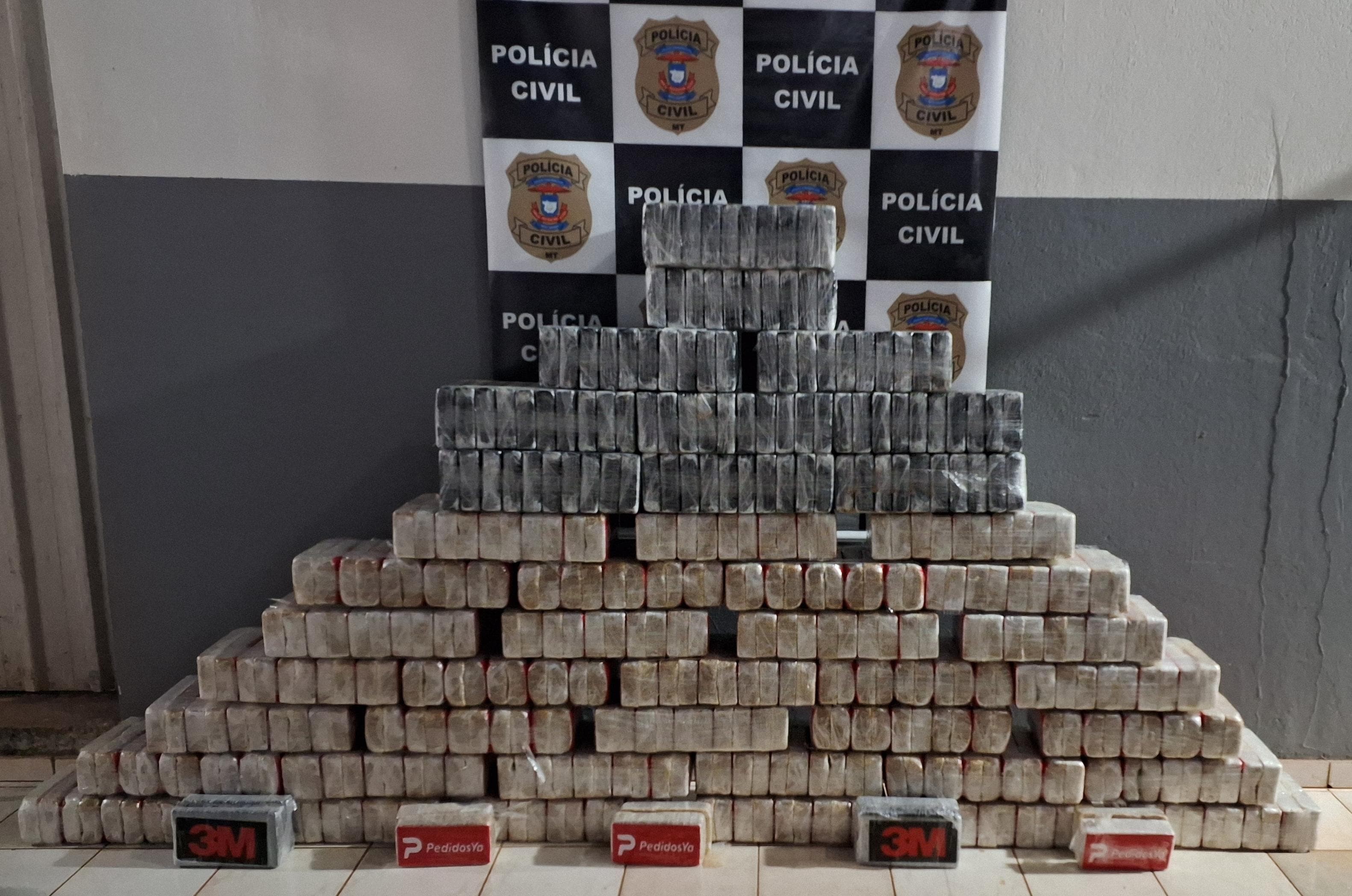 Oito mandados de busca são cumpridos após apreensão de mais de 450 kg de droga em fronteira de MT