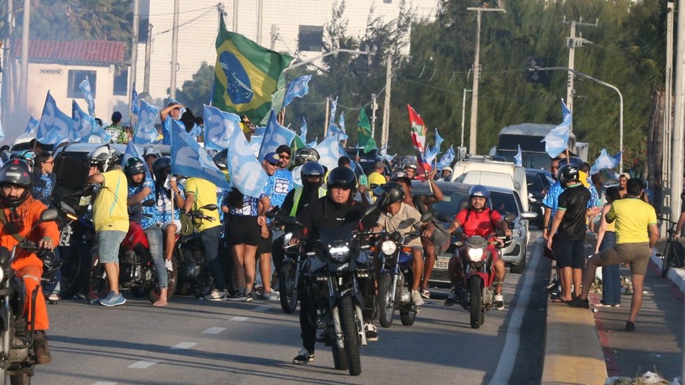 Apoiadores de Flávio realizam passeata. — Foto: Kid Junior/SVM
