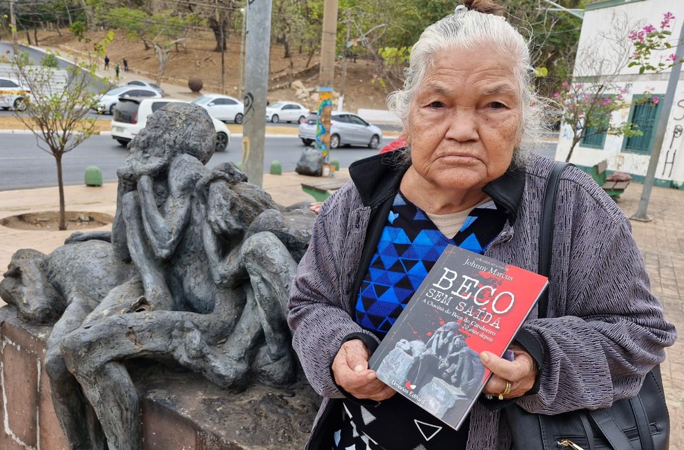 Livro escrito por jornalista busca entender motivação da chacina no Beco do Candeeiro  — Foto: Helena Corezomaé