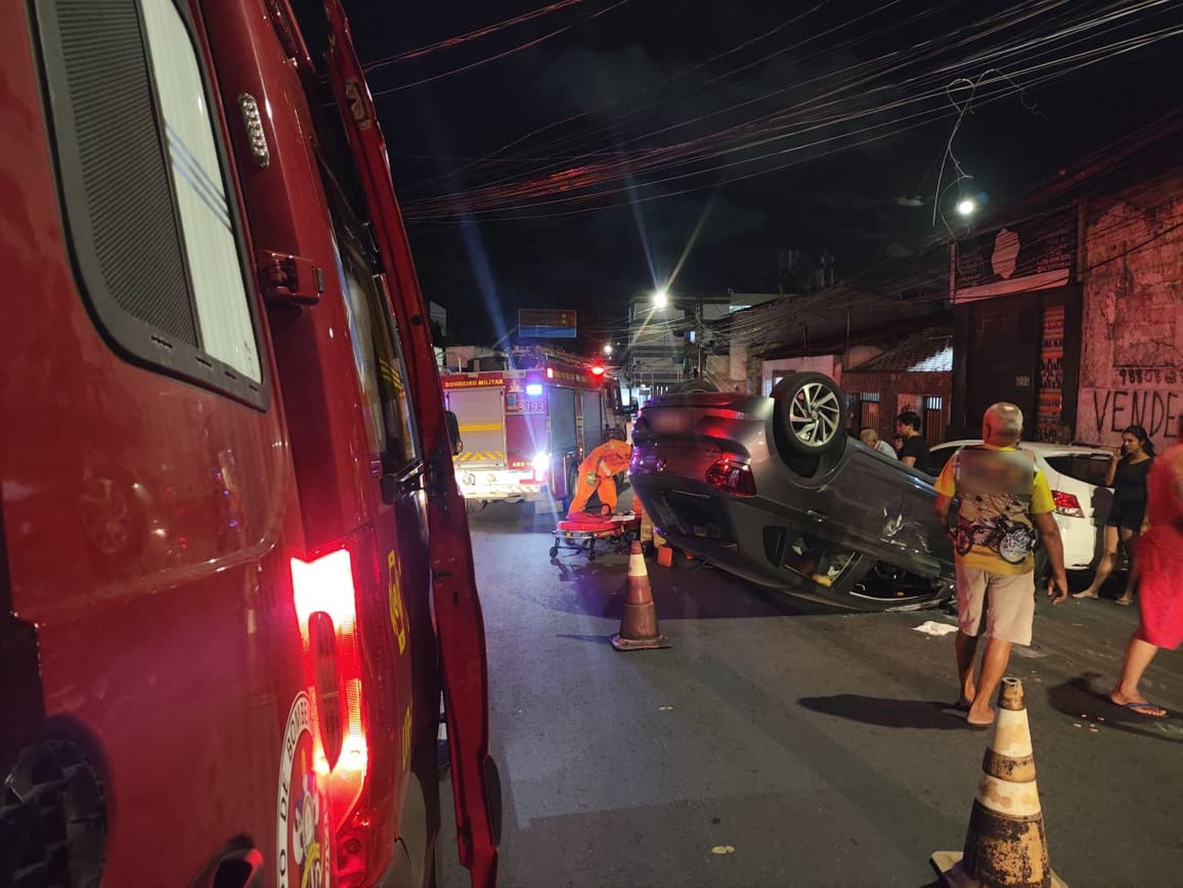 Carro perde o cortrole e capota no Centro de Aracaju 
