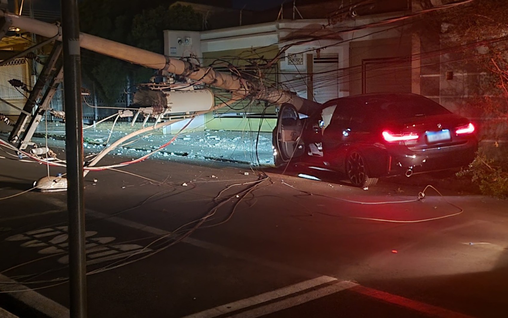 Motorista com BMW de irmão de jogador do Real Madrid derruba poste em Sertãozinho, SP