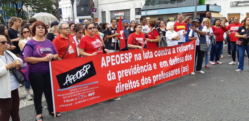 Professores da rede municipal de Nilópolis fazem protesto por