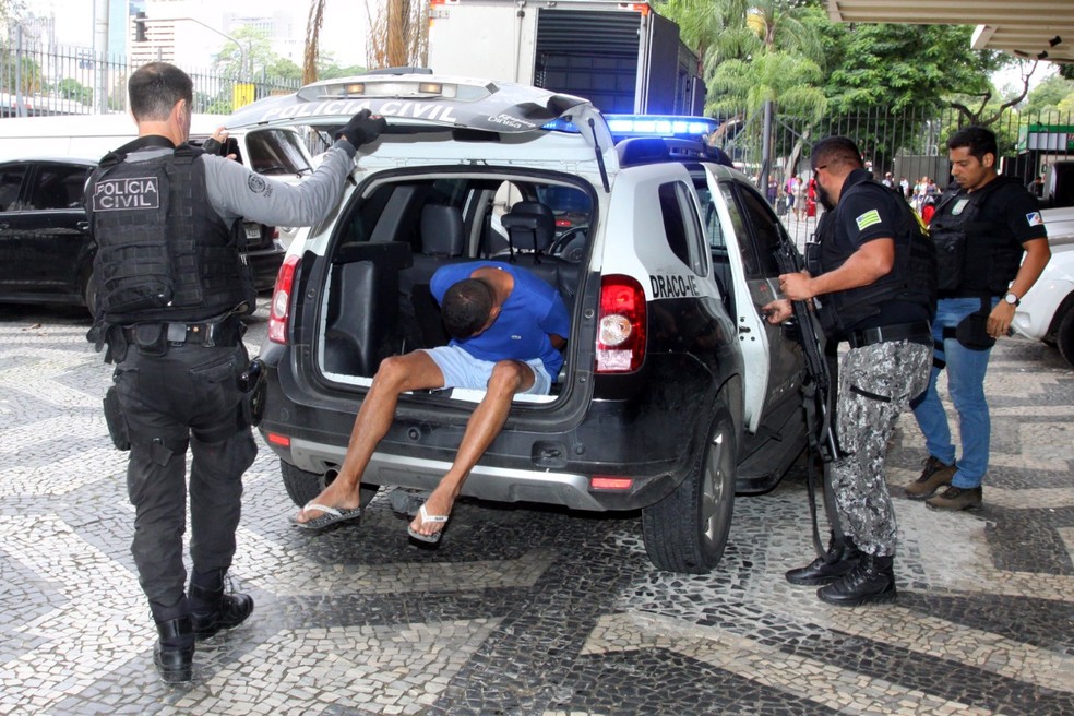 Miliciano Pipito é preso pela Draco no Rio — Foto: Divulgação