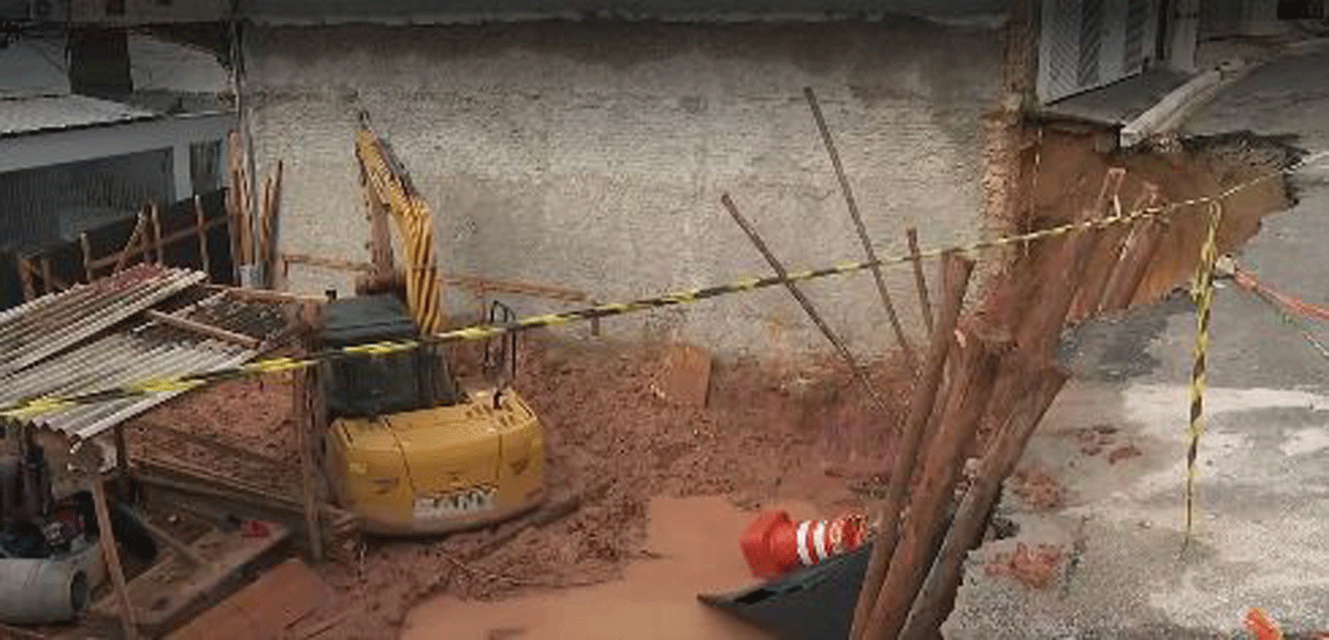 Cratera surge na Zona Leste de SP após muro, calçada e asfalto vizinhos a obra cederem durante chuvas