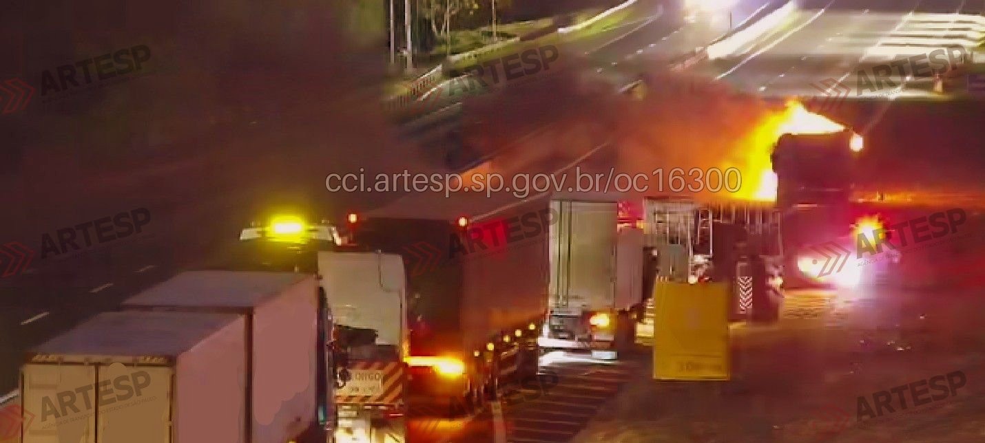 Caminhão pega fogo e interdita pista da Rodovia Washington Luís em Corumbataí