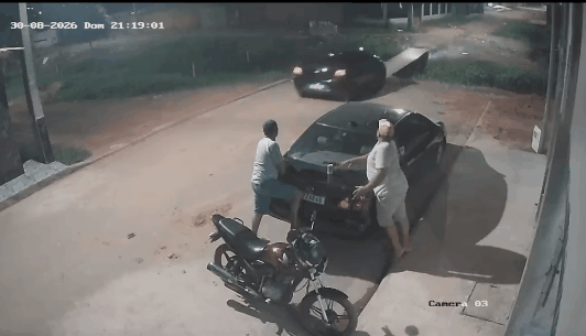 VÍDEO: Carro passa direto em passarela e cai dentro de córrego no Acre