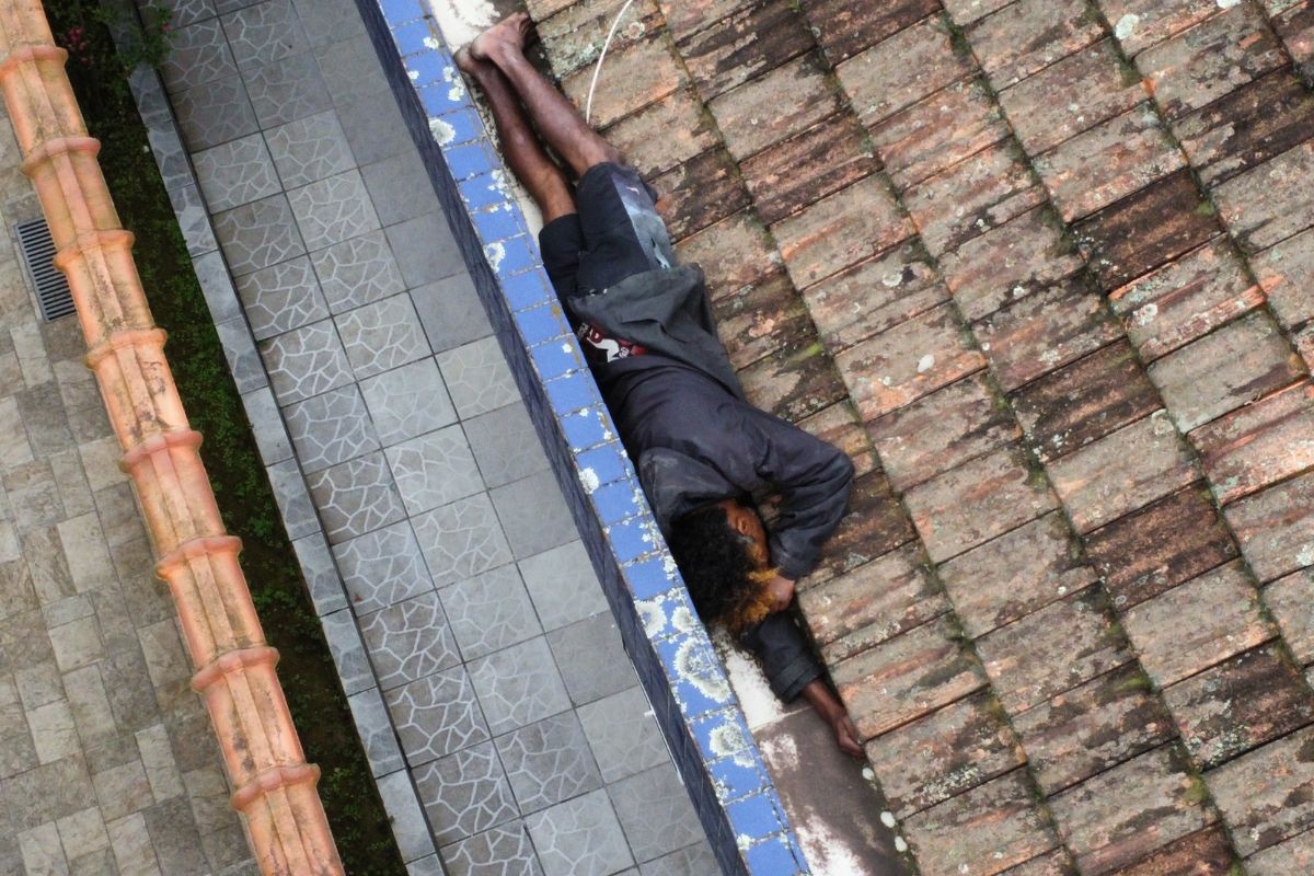Drone flagra ex-vocalista de grupo de samba escondido no telhado após invadir casa no litoral de SP; VEJA 
