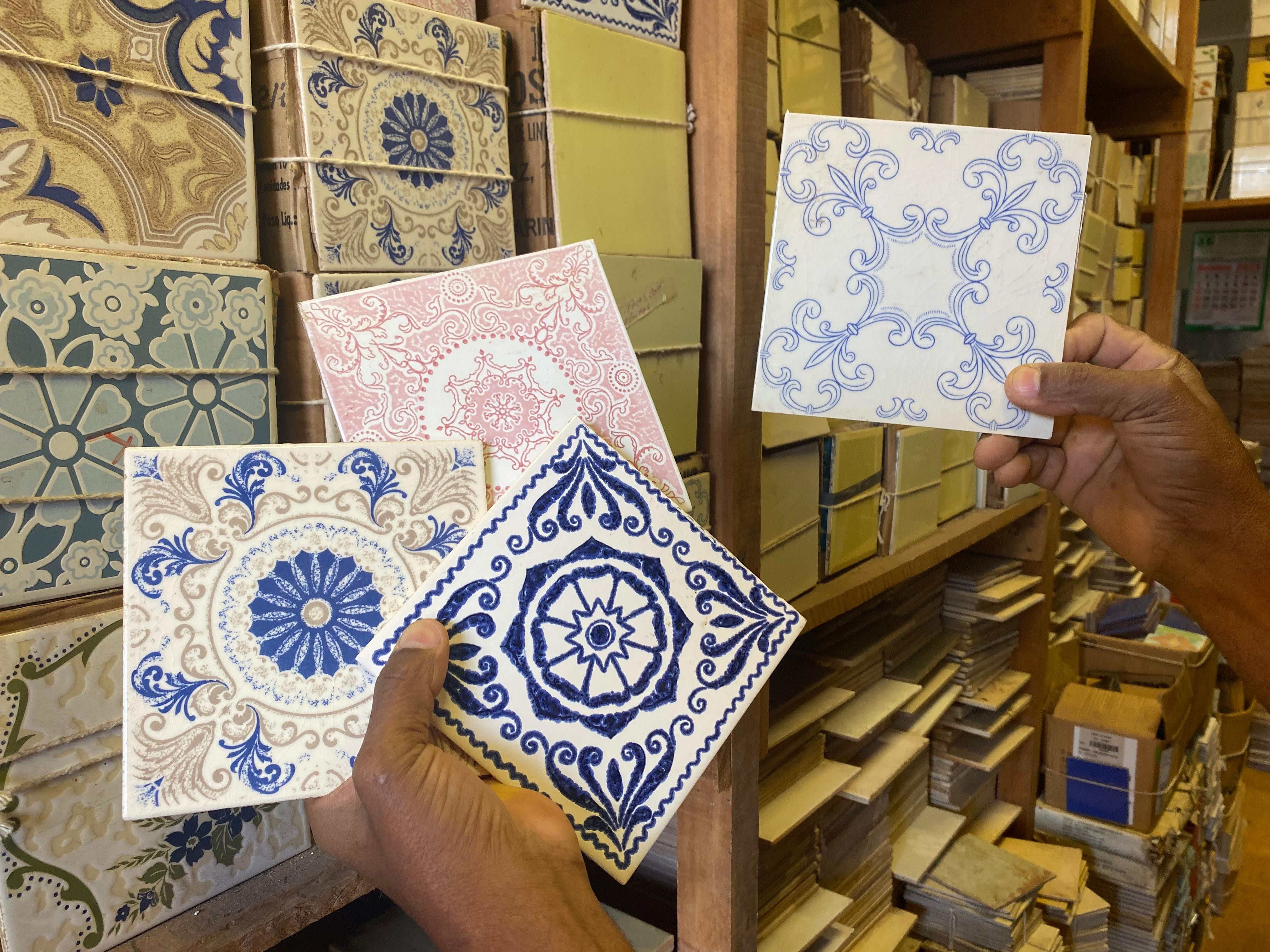 Tesouros Resgatados: Azulejos Antigos de SP Viram Febre e Conquistam Mercado!