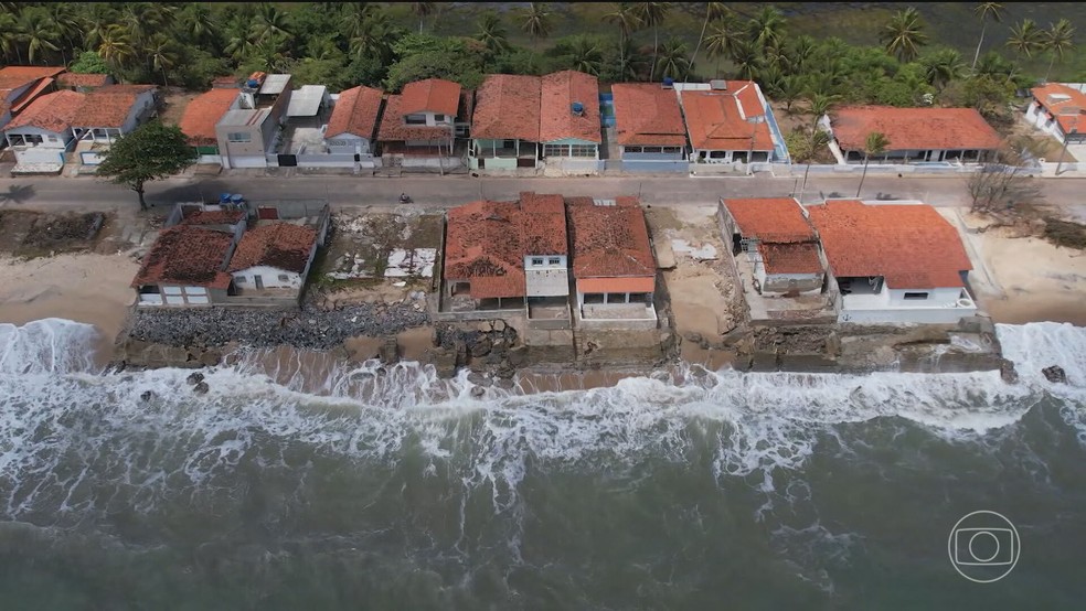 Avanço do mar faz cidade na Paraíba decretar situação de emergência — Foto: Reprodução/TV Globo