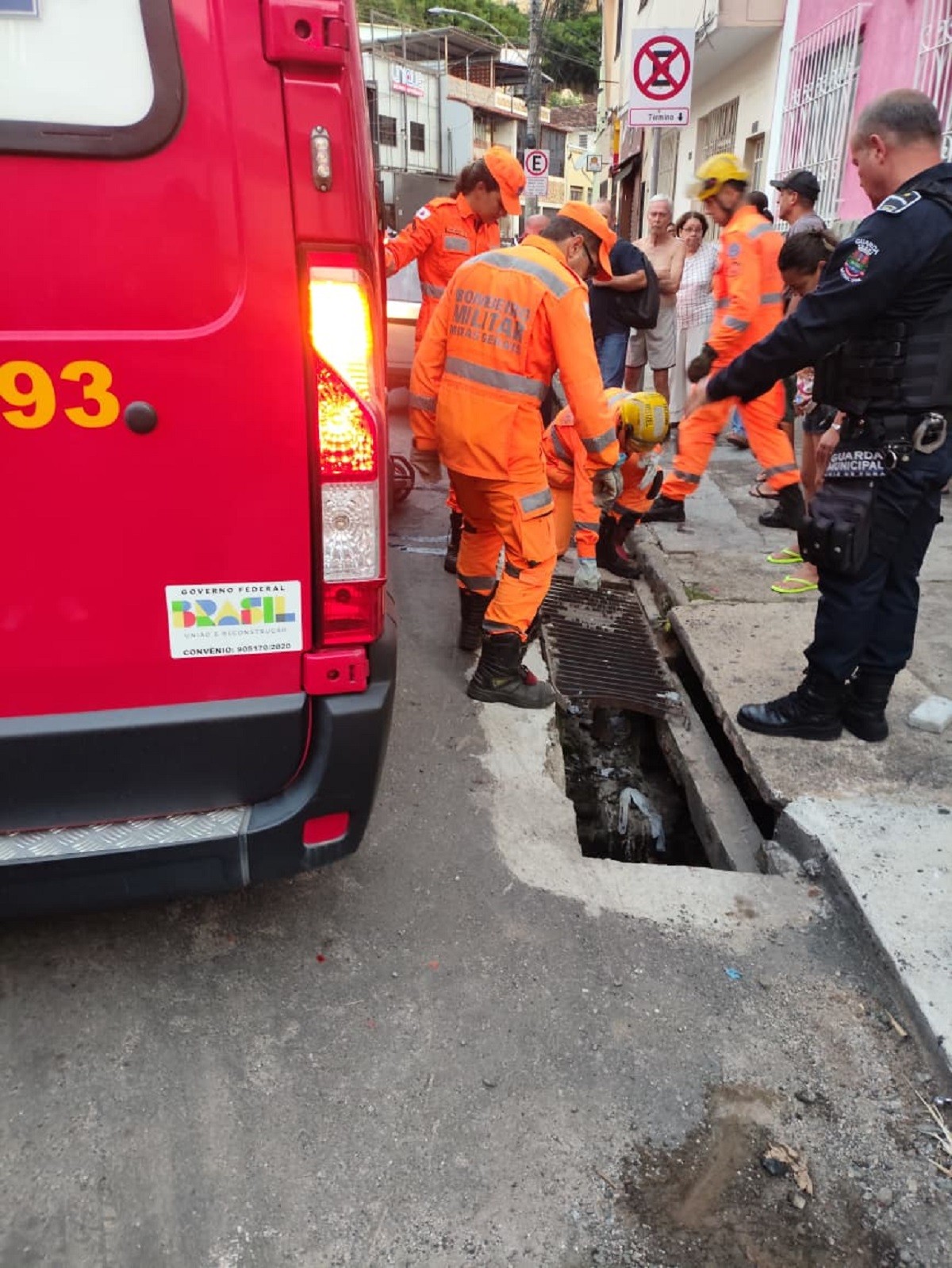 Pedestre cai em bueiro com tampa quebrada e fica ferido em Juiz de Fora