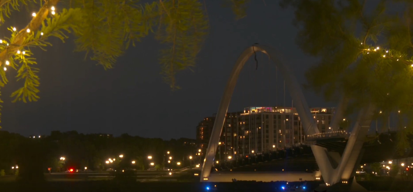 Manifestante escala ponte de Washington em protesto contra Trump, guerra no Irã e IA