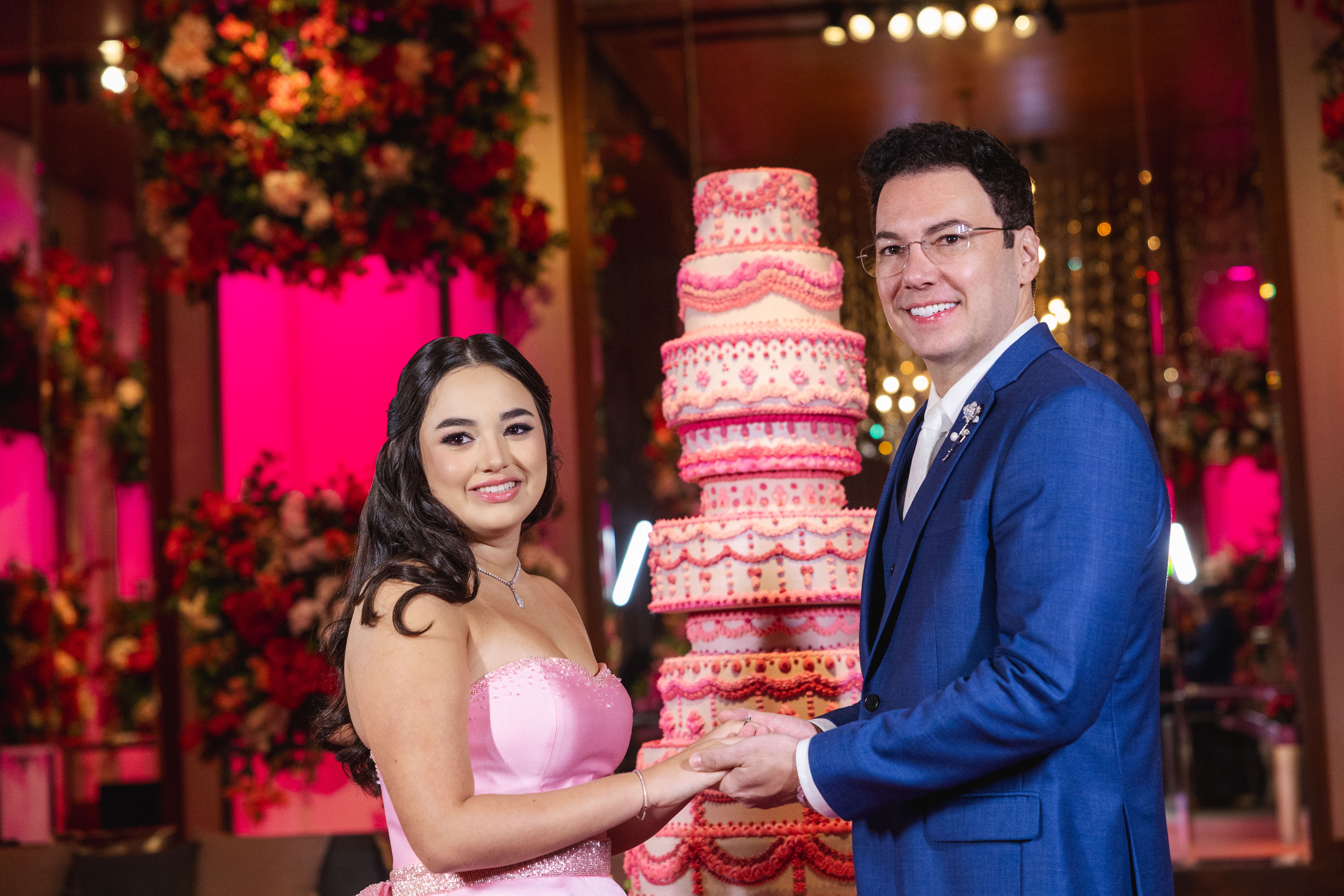 Bolo de 10 andares, vestidos com cristais, 3 mil docinhos, show exclusivo: os detalhes da festa luxuosa da filha do sertanejo Vinícius