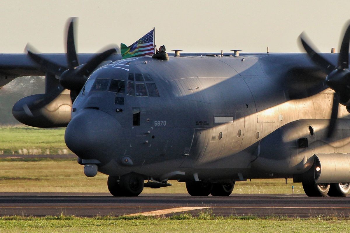 Avião dos EUA participa de exercício de guerra não convencional na Base Aérea de Campo Grande